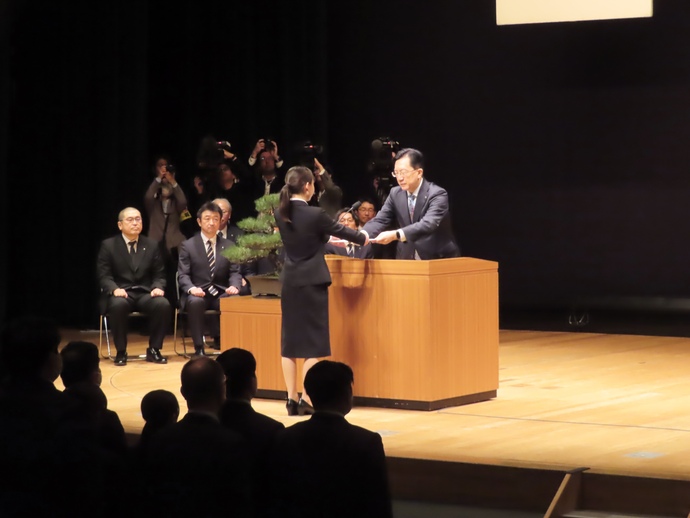 令和8年度県職員新規採用者辞令交付式の写真