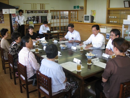 写真：草の根地域訪問の様子1