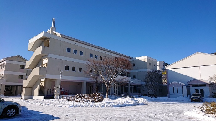 真冬の朝。校舎前の駐車場も雪景色です。