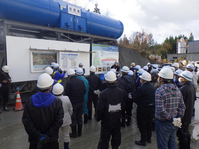 梁川～口内工区の整備効果やトンネル工事の進め方等を学習する写真