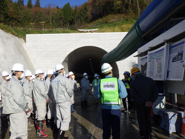 梁川～口内工区の整備効果やトンネル工事の進め方等を学習する写真