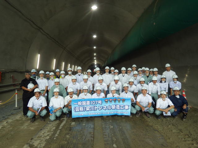 （仮称）梁川トンネル終点（北上市）側坑口部で集合写真の状況