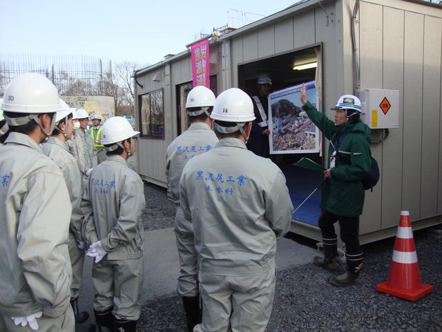 新小谷木橋の事業計画等を学ぶ黒沢尻工業高校土木科2年生の写真