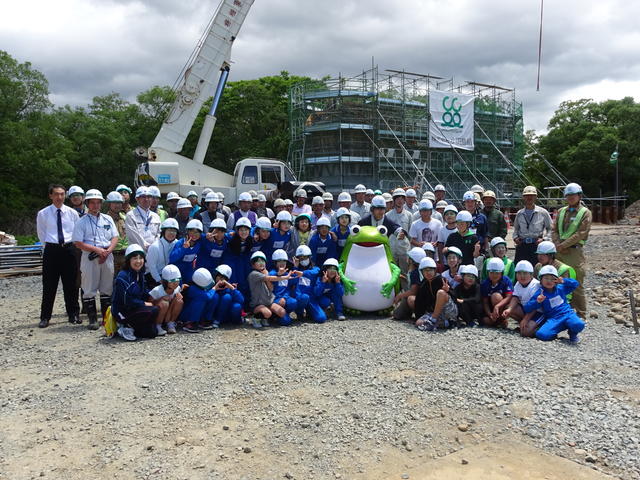 （仮称）新小谷木橋下部工（P3）の前で集合写真の状況（羽田小学校6年生）