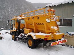 凍結抑制剤散布車の写真