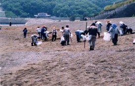 写真：川・海岸のボランティア活動の様子