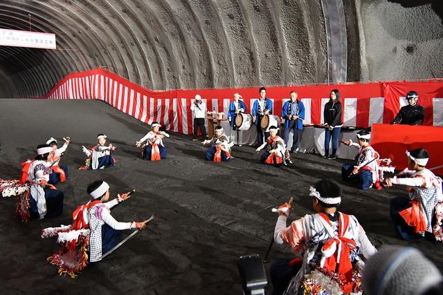 写真：大川小学校郷土芸能愛護少年団による長田剣舞披露