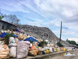 写真：現地のごみ山