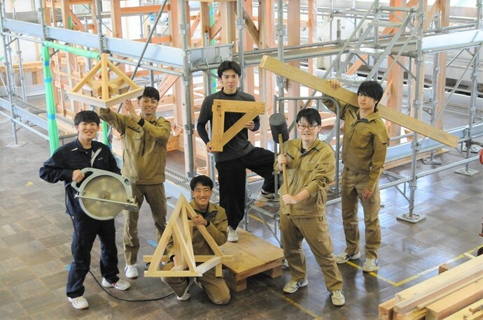 模擬家屋前において集合写真
