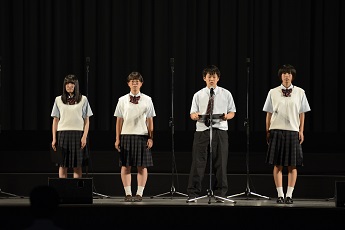 クロージングセレモニーでスピーチを行う高田高校の生徒