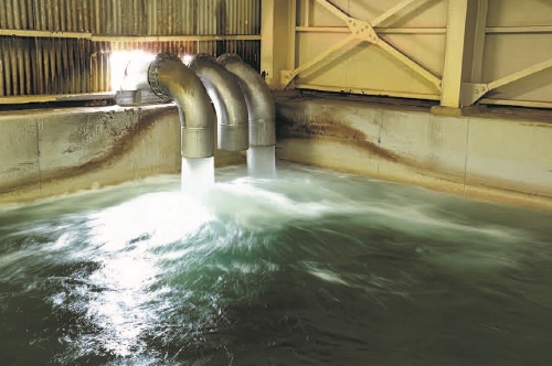 写真：原水分配槽