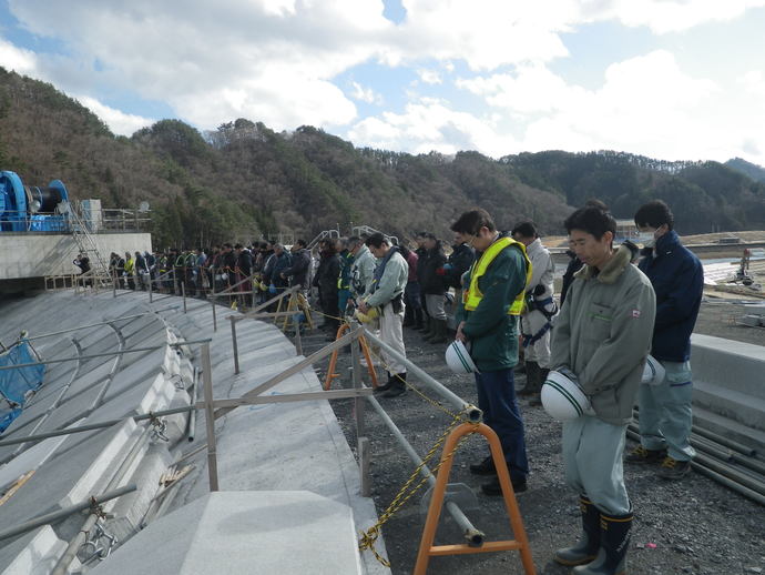 黙とうの様子（鵜住居川水門に接続する防潮堤にて）