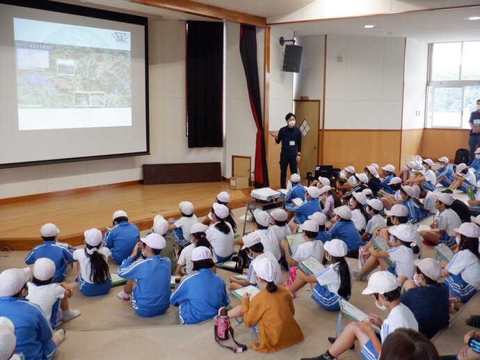 令和2年6月25日　中野小学校　簗川いきもの調査の写真2