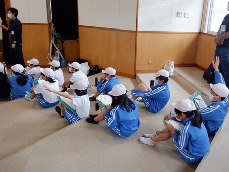 令和2年6月25日　中野小学校　簗川いきもの調査の写真3