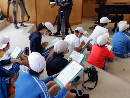 令和2年6月25日　中野小学校　簗川いきもの調査の写真4