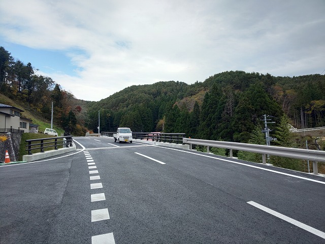 新しい県道を通行する車両