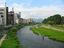 盛岡市中ノ橋通の中の橋から見る中の橋下流側の中津川の景観