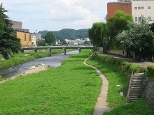 盛岡市中ノ橋通の中の橋から見る中の橋上流の中津川の景観