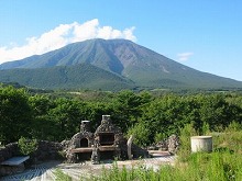 滝沢村安達の春子谷地の湿原付近一帯から見る岩手山とその麓の景観