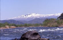 雫石町雫石の雫石川の川原から見る残雪の駒ケ岳の景観