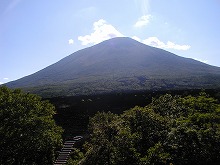 八幡平市の熔岩流展望台から見る岩手山と焼走り熔岩流の景観