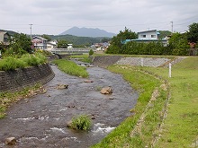 八幡平市の涼川河川公園から見る七時雨山と涼川の景観