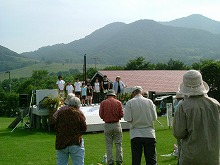 八幡平市田代平から見る田代平に集う人達と七時雨山の景観