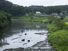 花巻市高松と北上市臥牛の境の県道花巻田瀬線に架かる猿ヶ石橋から見る猿ヶ石川を前景とした周辺の景観