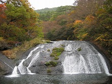 花巻市湯本 花巻温泉地内　釜淵の滝遊歩道から見る釜淵の滝の景観