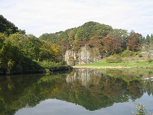 花巻市高松 猿ケ石橋の北側、猿ケ石川の右岸から見る平良木の立岩　の景観