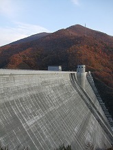 大船渡市の日頃市から見る鷹生ダムと五葉山麓の紅葉の景観