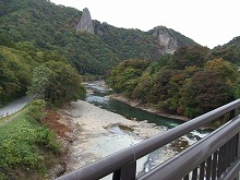 二戸市県道二戸安代線「希望（のぞみ）大橋」から見る男神岩、女神岩、馬淵川の景観