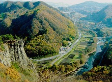 男神岩展望台から見る鳥越山、国道四号、馬淵川の景観