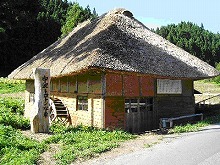 奥州市江刺区米里字中沢のトコトン水車周辺から見る水車小屋と緑の景観