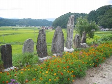 遠野市附馬牛町張山付近から見る石碑群の景観