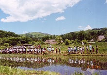 遠野市附馬牛町ふるさと村入口から見る内水田の景観