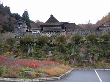 遠野市綾織町から見る南部曲屋（千葉家住宅）の景観