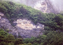 岩泉町の商店街（国道455号沿い）から見るおかめこ岩の景観