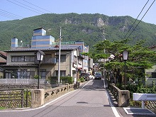 岩泉町の清水川にかかる橋のたもとから見る宇霊羅山の景観