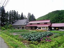 一関市本寺地区から見るイグネに囲まれた屋敷構えの景観