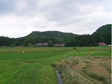 一関市本寺地区中央山頂付近から見る伝ミタケ堂跡の景観