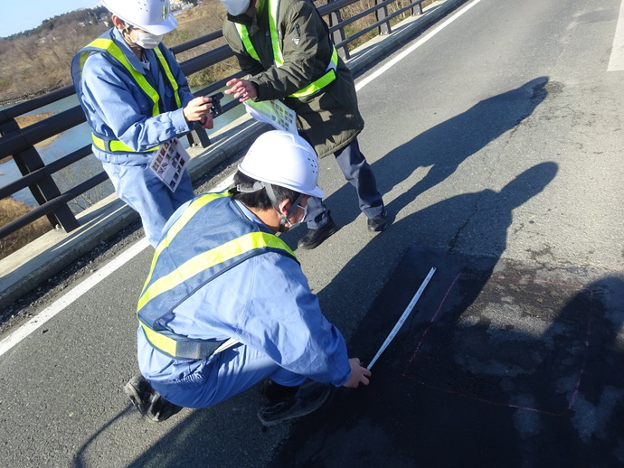 橋面の損傷状況を点検