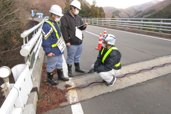 伸縮装置の損傷状況を点検