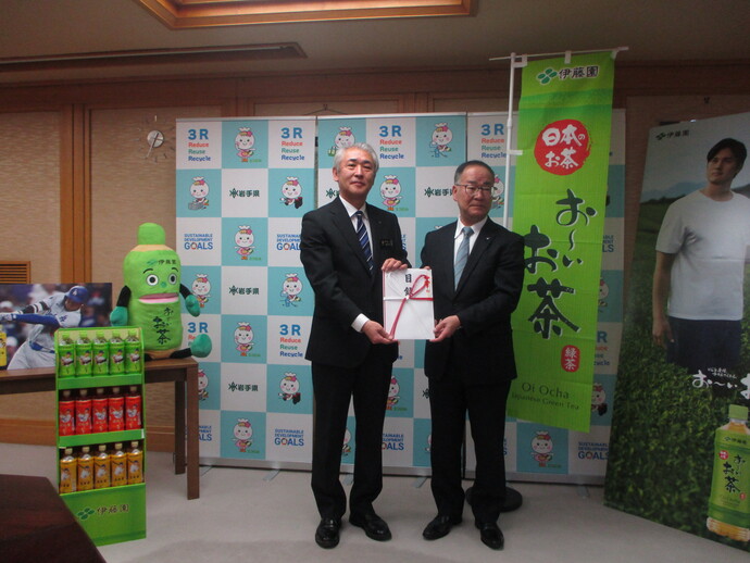 令和6年度株式会社伊藤園からの寄附金贈呈式写真