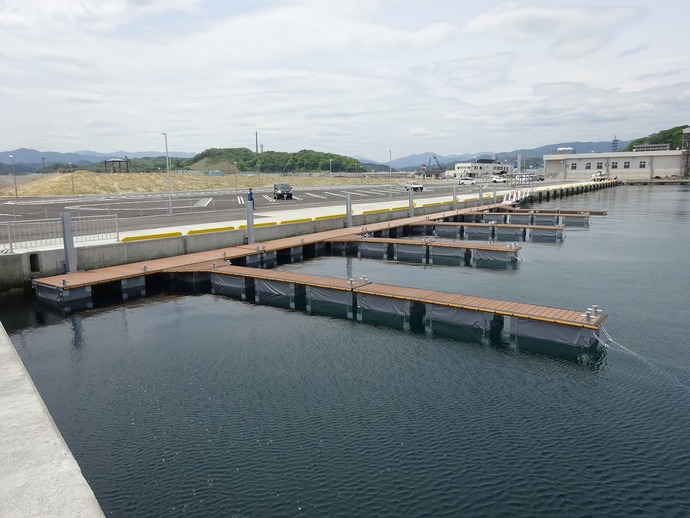 出崎地区浮桟橋　全景