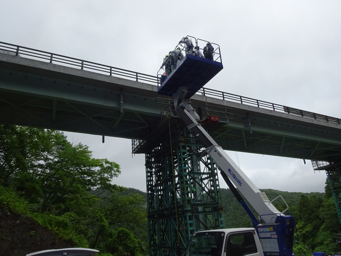 高所作業者に乗車して工事状況を間近で見学している状況写真