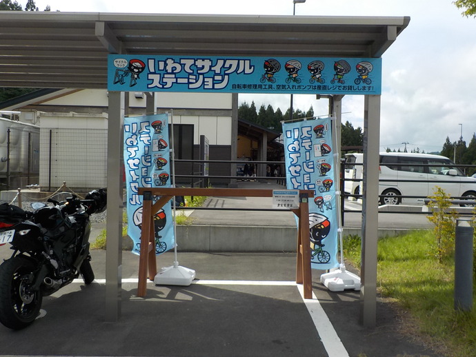 道の駅「むろね」へのサイクルラック設置状況写真