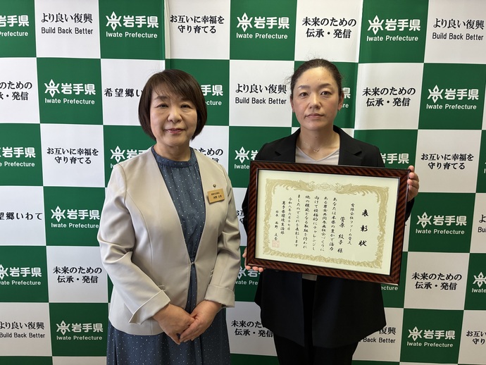 左:大畑光宏環境生活部長、中:角田詩織様、右:吉田碧愛様