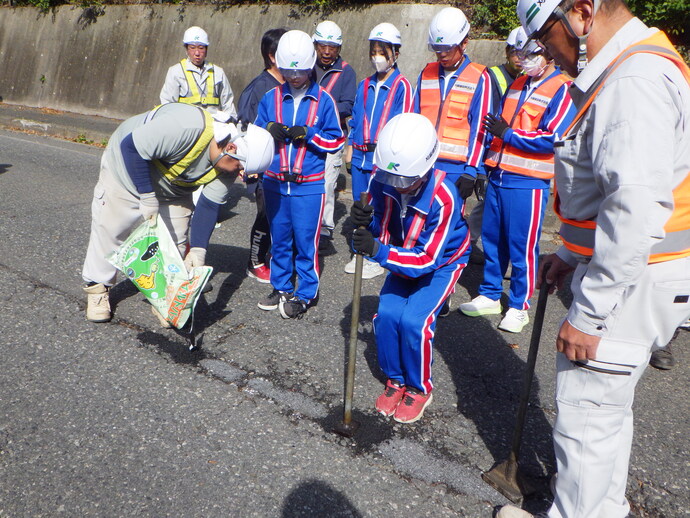 【令和6年10月28日掲載】宮古市立花輪中学校で「道路メンテナンス体験学習会」を開催しました！