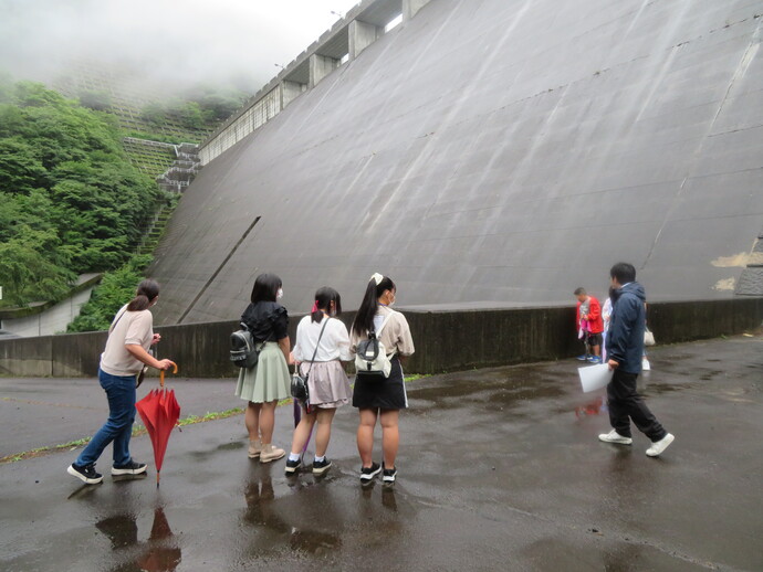 下流からダムを見上げる写真